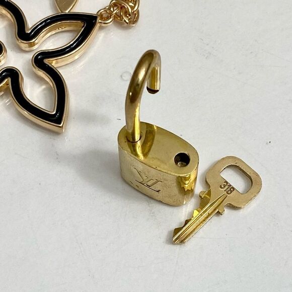 LOUIS VUITTONโLOCK AND KEY ๐ ON GOLD TONE KEYCHAIN #13-318 - Picture 5 of 10